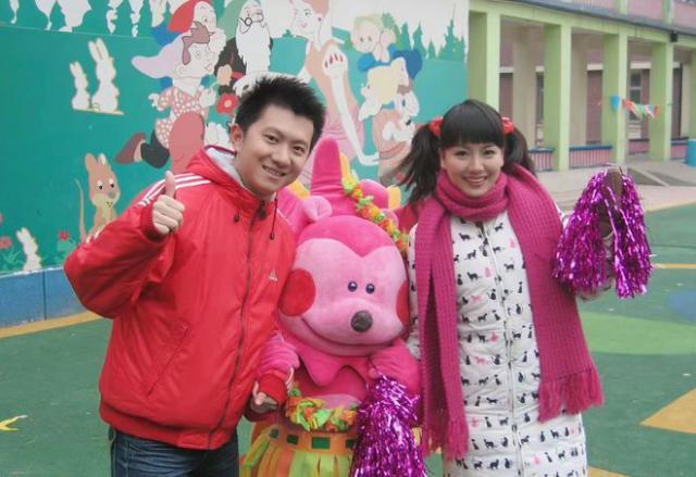 央视主持红果果晒自家豪宅，40岁儿女双全仍美貌