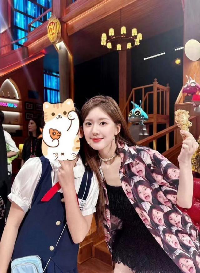 赵露思衬衫印满自己表情包 手拿鸡腿合照呆萌可爱