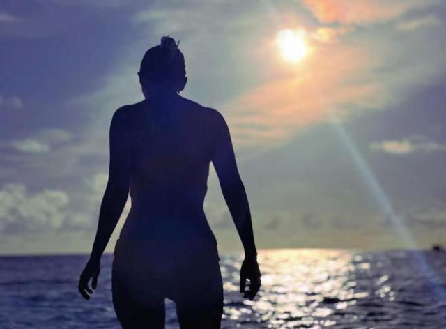 卢靖姗晒海边泳装照腰细臀翘 与韩庚国外度假超甜