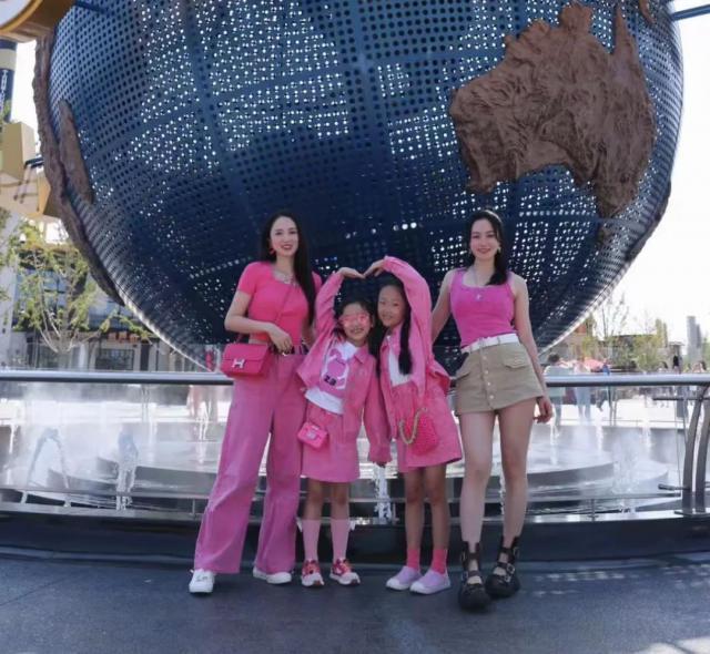 高云翔和董璇母女出游！光头发福大变样，全程当苦力推车