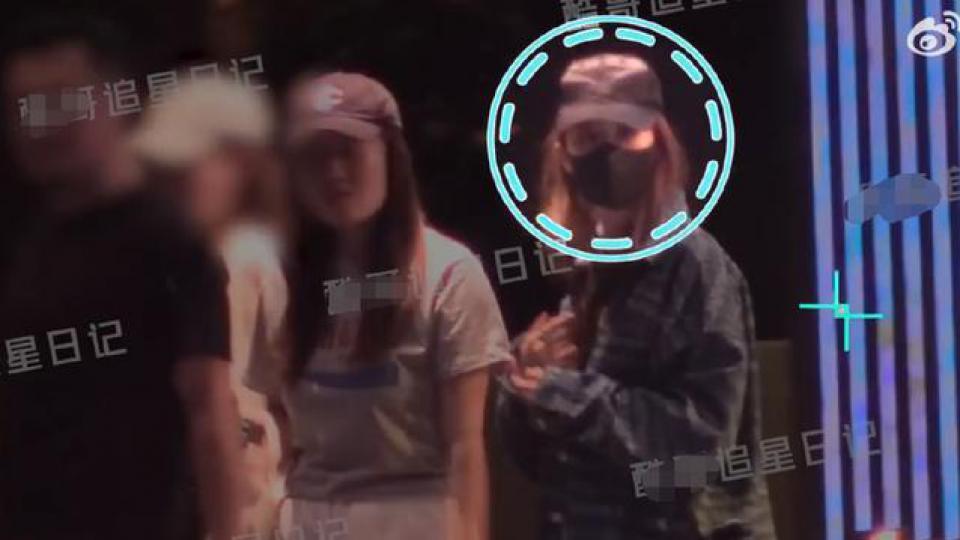 刘亦菲与好友KTV聚会 穿着低调小酒微醺心情好