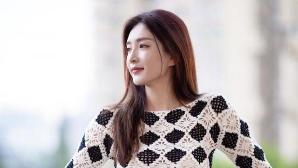 江疏影镂空针织衫清爽迎接九月，黑白相间衬温婉气质