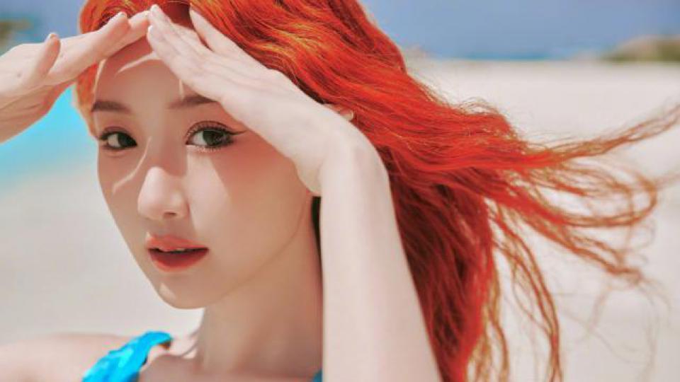 美！毛晓彤染红发穿蓝色亮片裙似美人鱼