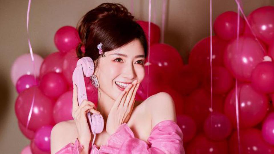 江疏影穿粉裙庆生 秒变芭比公主娇艳动人