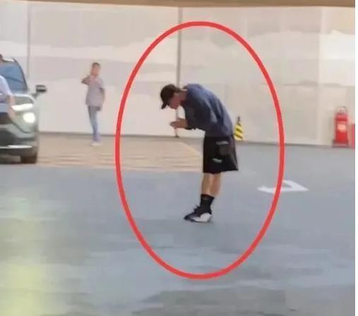 李易峰被封杀一年后首露面，更恶心的一幕发生了……