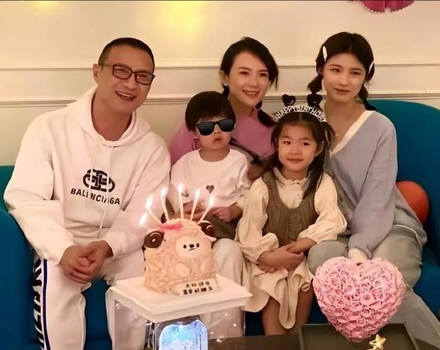 章子怡带儿女逛商场 醒醒扎彩色辫子小儿子正脸曝光