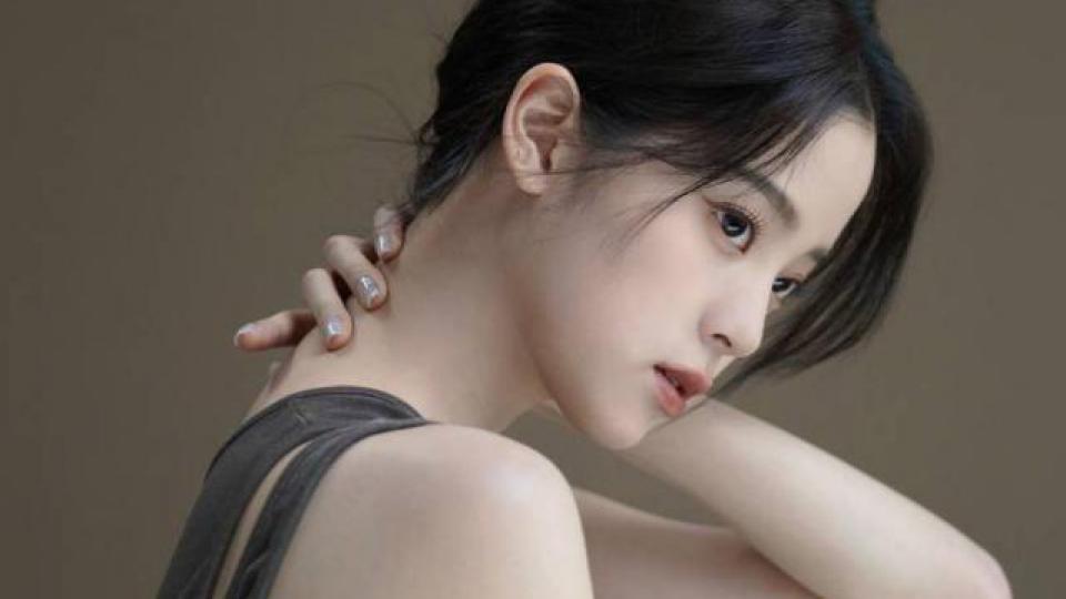 欧阳娜娜酷飒美拉德妆容 小秀性感