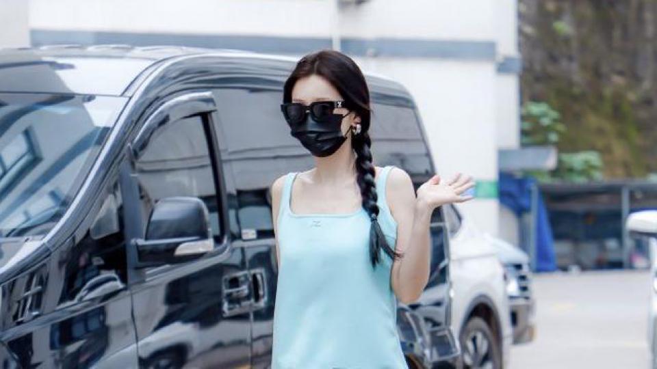 虞书欣《永夜星河》上班路透 穿绿色吊带裙清新甜美