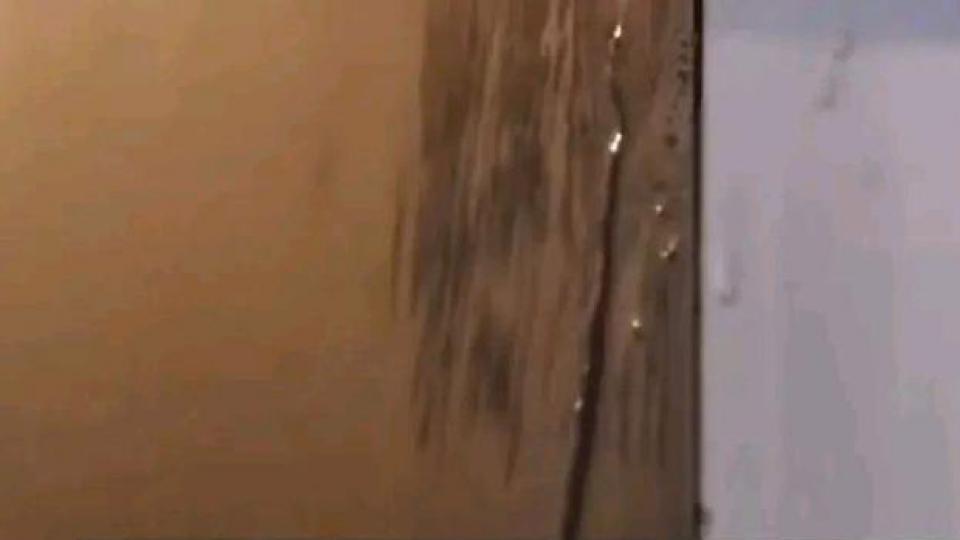 香港多名艺人豪宅因台风受灾，水势汹涌灌入家中，阿Sa家被水浸泡