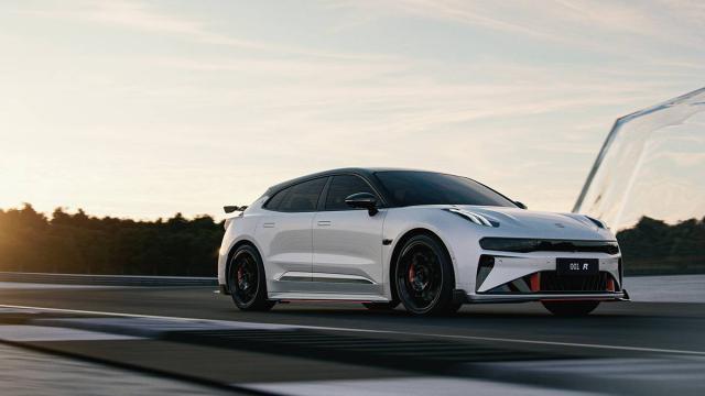 极氪发布百万级轿跑 001 FR，零百 2.07 秒，快过 Model S Plaid