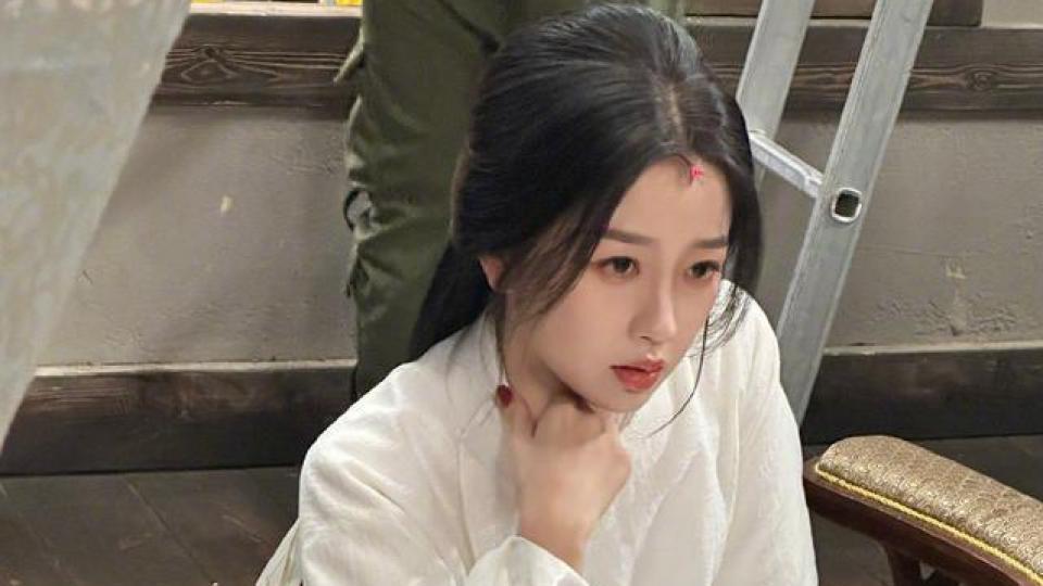 虞书欣卢昱晓互拍日常花絮 两人清新靓丽美貌动人