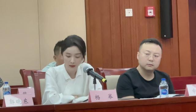 杨幂走进“体制内”，刘亦菲变身干练OL，女明星的反差感造型有多绝？