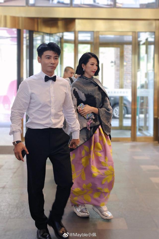 张晋放福利晒身材肌肉壮硕 透露3月脚受了伤只能坐着练