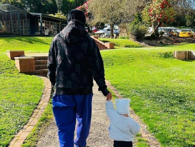 周杰伦晒三胎女儿照感慨孩子长太快 1岁杰辛达已学会走路