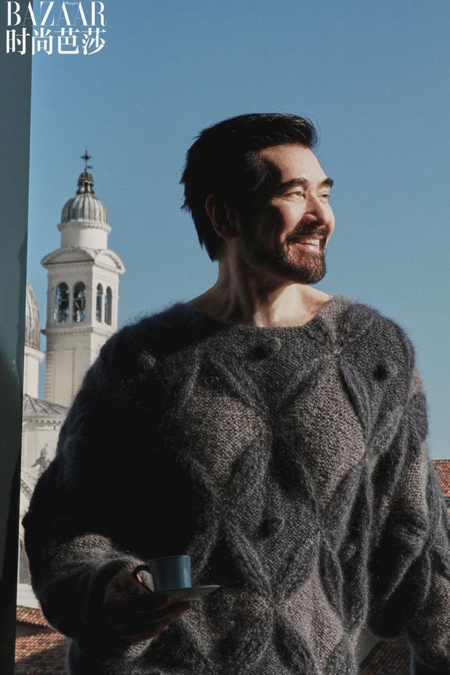 费翔威尼斯电影节时尚大片 夕阳下穿毛衣毛绒绒霸气又可爱