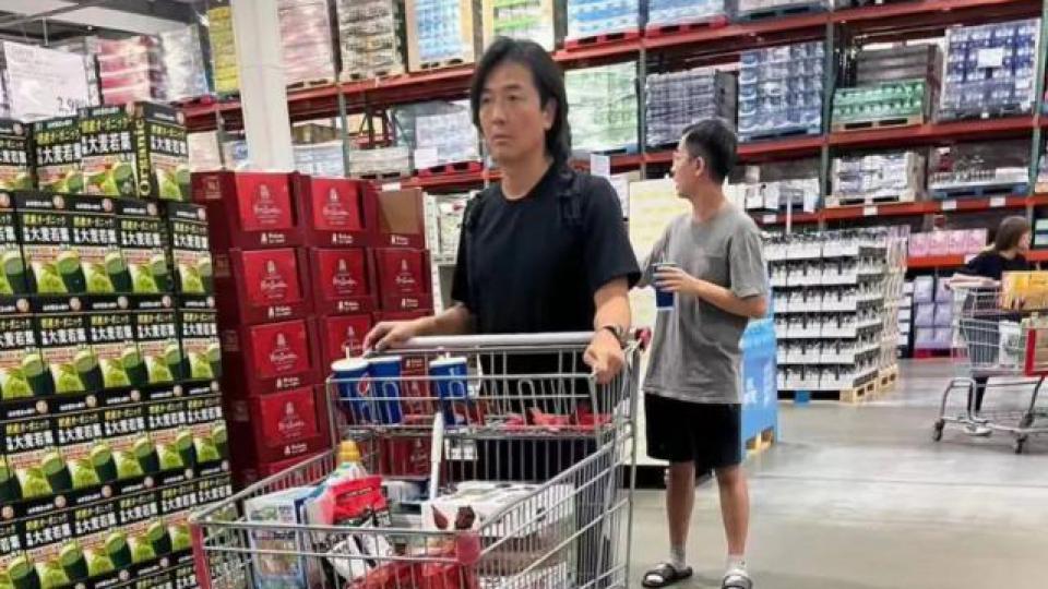 郑伊健定居日本逛超市，一脸憔悴买大量厕纸，蒙嘉慧被疑有孕