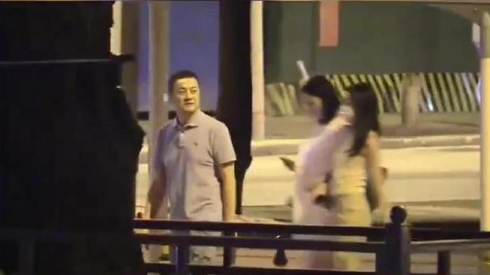 李嫣与继母牵手同行亲如姐妹，谢霆锋苦熬9年仍未获认可