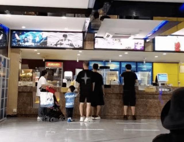 汪峰带一对子女外出！醒醒正脸曝光太像爸，一家五口太幸福