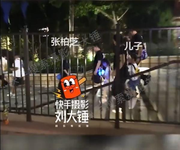 张柏芝带三胎儿子游玩 小儿子玩玩具活泼可爱