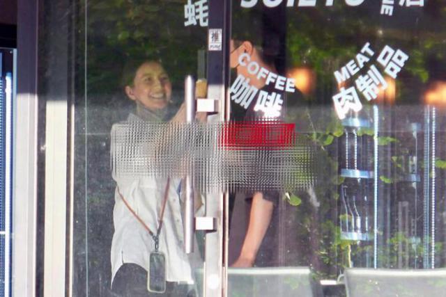 赵又廷夫妇买零食，44岁高圆圆喂老公吃冰淇淋