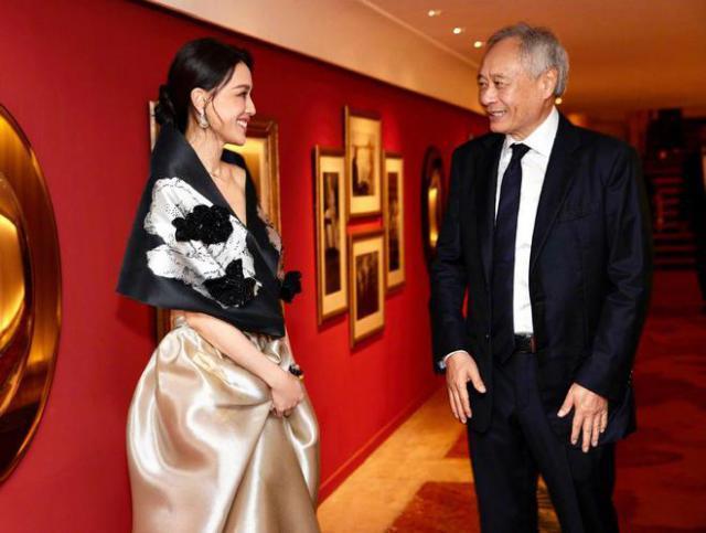 何超莲刘嘉玲在威尼斯合照，众姐妹一起很有名媛范