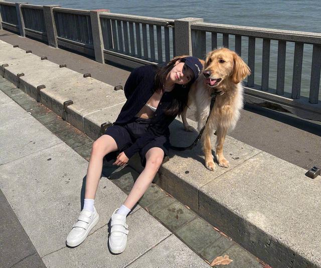 欧阳娜娜东海岸遛狗惬意十足 黑色外套搭抹胸时尚性感