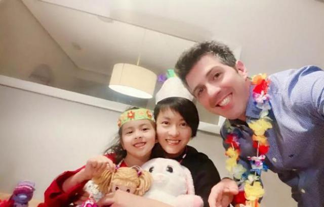 梁咏琪深圳开唱，老公携混血女儿到场支持超幸福