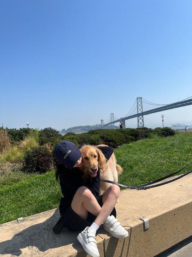 欧阳娜娜Bra外穿性感大方 东海岸遛狗休闲又时尚