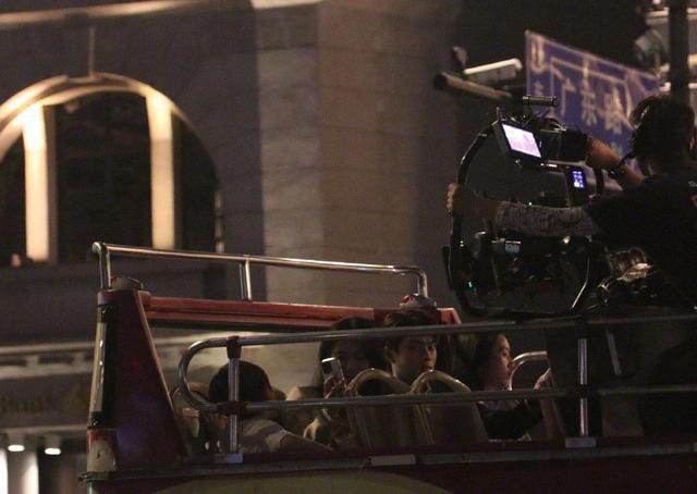 杨紫许凯《承欢记》上海外滩路透 巴士上亲吻高甜暴击