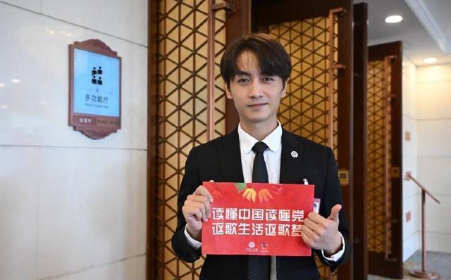 陈晓佟丽娅等参加文艺志愿者大会 为文艺志愿精神点赞