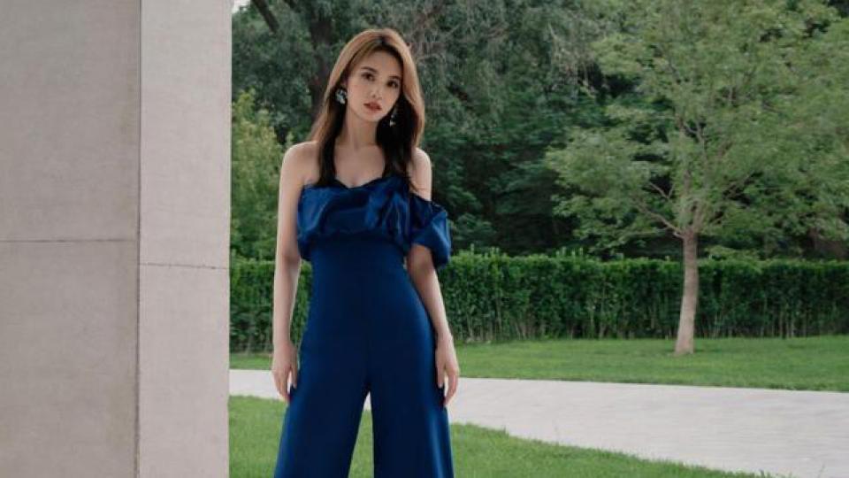 杨丞琳蓝色连体裤秀长腿 秀发披肩展现绝世好身材
