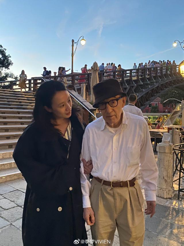 李梦晒照与著名导演伍迪艾伦漫步威尼斯 前辈送珍贵寄语