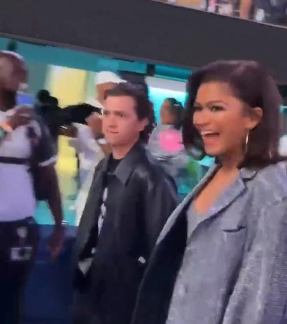 赞达亚和汤姆霍兰德看碧昂丝演唱会 牵手和粉丝打招呼