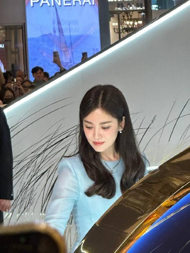 宋慧乔穿水蓝色长裙仪态优雅 披肩长发显知性温婉