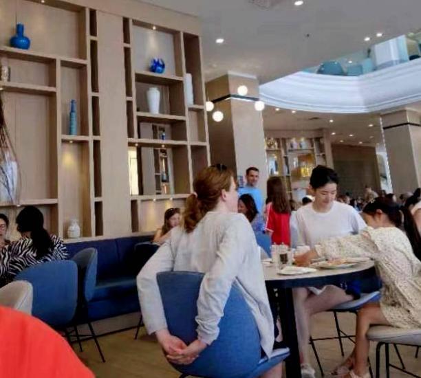 歌手张咪怎么了，手举吊瓶输液仍穿高跟鞋跳舞，乐观令人赞叹