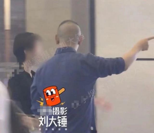 姜文等大佬深夜聚会，美女被灌得烂醉如泥，黄晓明亲自背上车