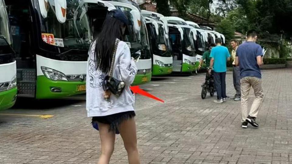 杨颖送娃上学行头遭扒，背5万的包穿1万的鞋，堪比一学期费用