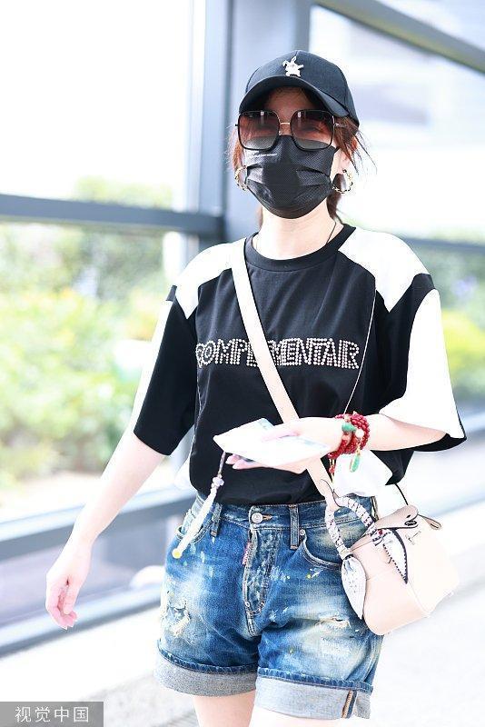 薛佳凝短裤配长筒黑丝袜现身上海虹桥机场 少女感十足