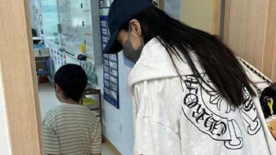 baby送小海绵去上学，和黄晓明一同出现在家长群