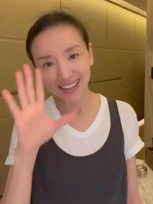 董洁分享母子有趣日常，14岁顶顶高出妈妈半个头