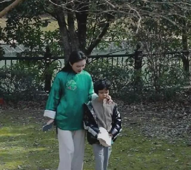 张纪中娇妻凌晨6点直播看书 戴钻戒翡翠被批作秀