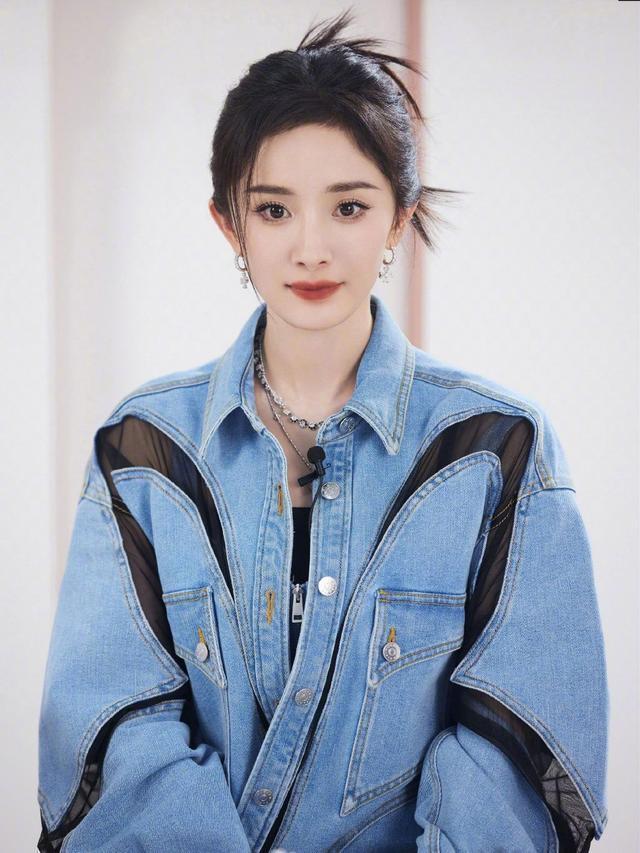 杨幂牛仔套装写真曝光 手拿小雏菊清新淡雅胶片风