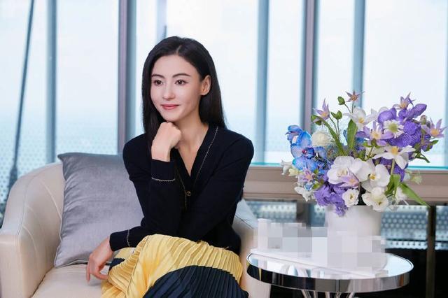 张柏芝黑色经典摩登写真 一头黑直长发成熟有韵味