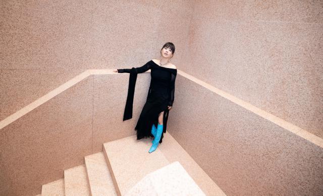 马思纯穿露肩裙脚踩蓝靴 凹造型时尚感拉满