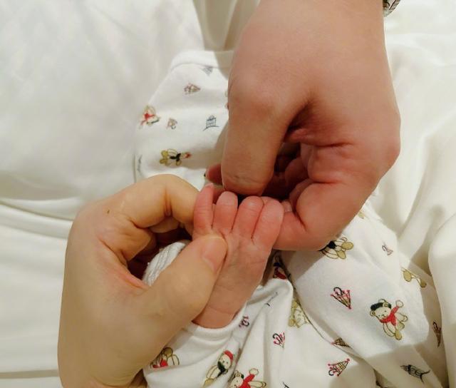 小腰果来了！Selina微博官宣得子 晒怀抱孩子照片好温馨