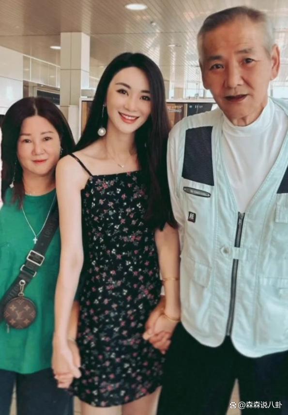 35岁港星飞日本寻父亲，曾因家暴仇日，时隔20年已释怀