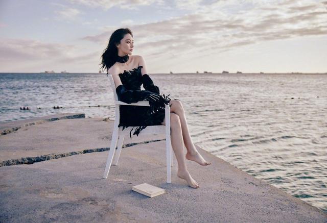 张馨予穿透视装性感奔放 海边踱步大秀白嫩双腿