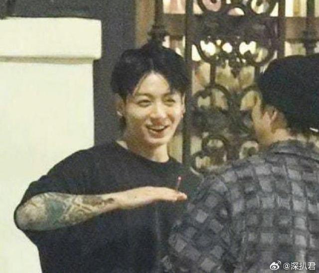 防弹少年团田柾国室外抽烟被拍 与友人交谈姿势熟练