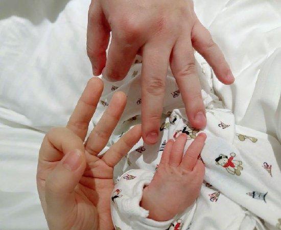 Selina顺利产子 前夫阿中仅用笑脸表情符号回应