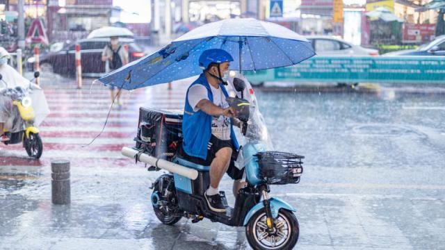 外卖骑手为何“偏爱”高温暴雨天？